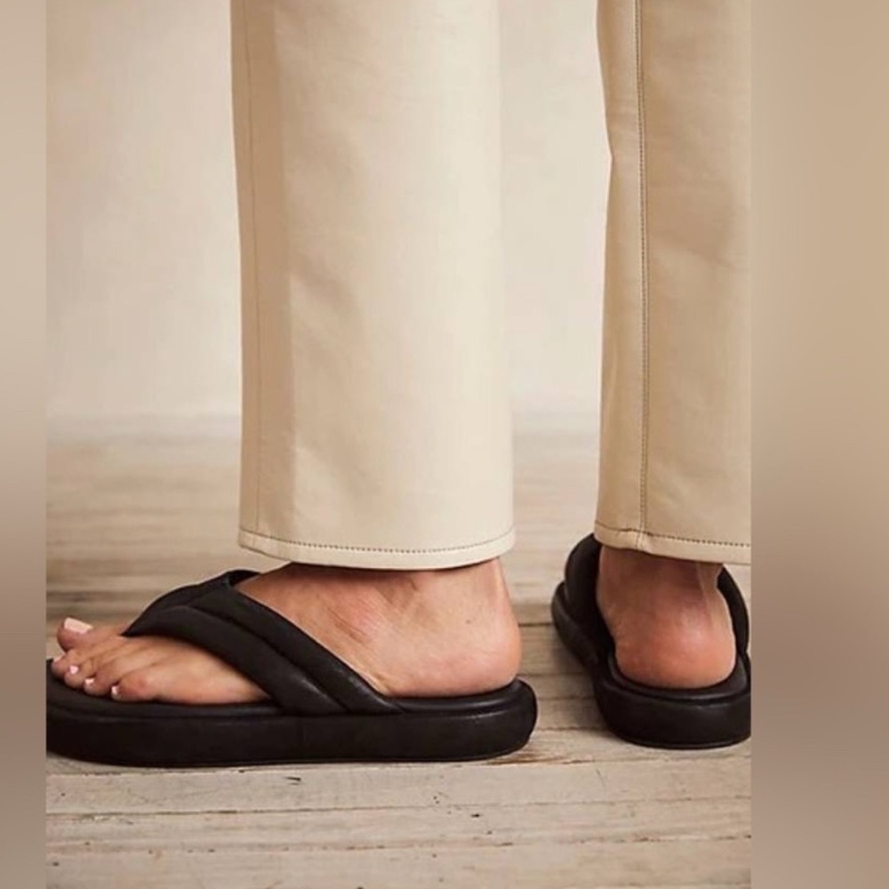 Free People Wonderland Thong Sandal 37/7 in black